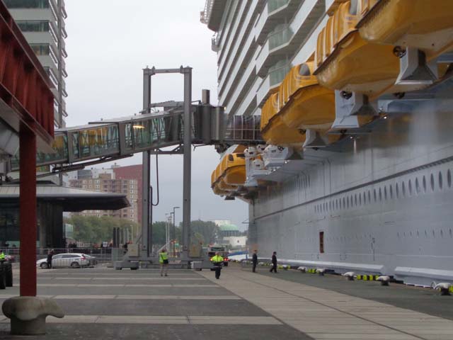 Cruiseschip ms Harmony of the Seas van Royal Caribbean International aan de Cruise Terminal Rotterdam